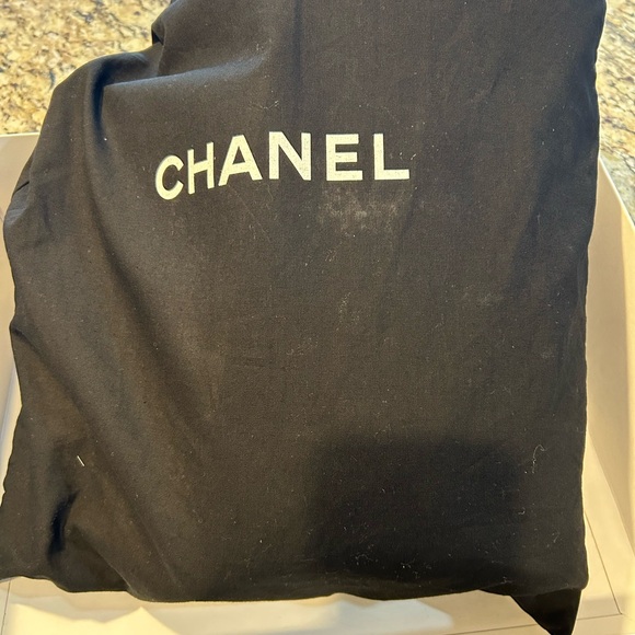 Chanel Handbag with receipt. Carried only once. - Picture 9 of 9